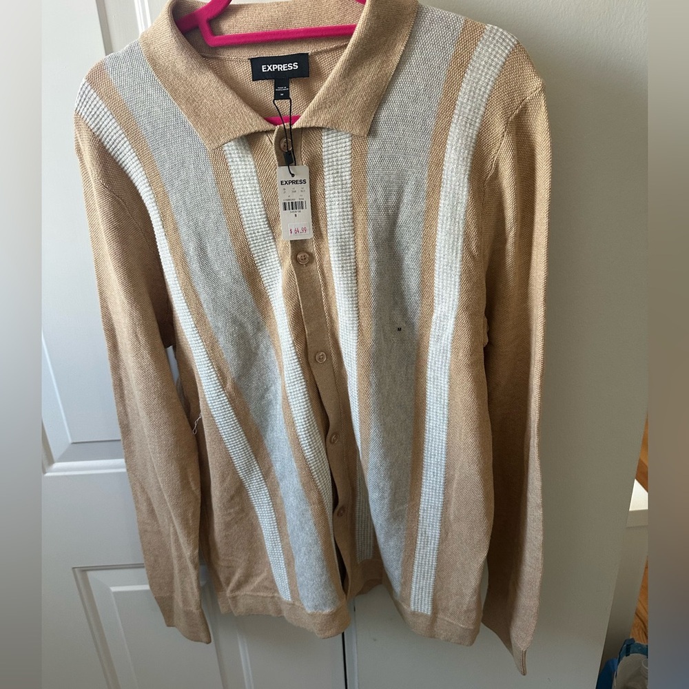 Express Men's Tan Sweater
Size Medium new w tags